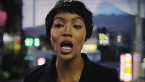 Naomi Campbell canta al karaoke per la nuova campagna di H&M ambientata a Tokyo. Firma Adam & Eve/DDB
