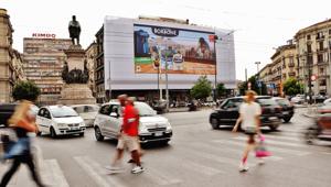 Il telo PVC Free Print a Napoli racconta la magica emozione di Caffè Borbone con Mediacom