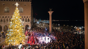 Venezia celebra le festività con "Venezia. It’s Christmas Time", un ampio calendario di eventi promosso dal Comune e da Vela spa, che illuminerà tutto il territorio con 50 chilometri di luminarie LED e installazioni