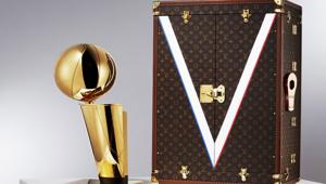 Louis Vuitton e NBA annunciano la loro partnership globale e l’esclusivo baule per il Larry O’Brien Trophy