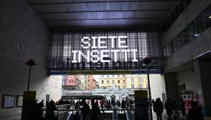 'Siete insetti', la scritta nelle stazioni di Roma e Milano è una campagna Netflix per lanciare la serie 'Il problema dei 3 corpi'