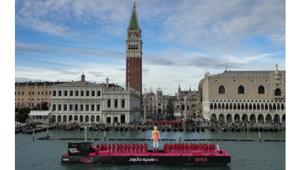 Netflix e Dude portano le 'Pink Guards' e la bambola di Squid Game a Venezia per il lancio della seconda stagione della serie