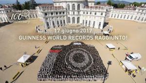 Nikon festeggia 100 anni entrando nel Guinness World Record. Realizzata la fotocamera umana più grande al mondo. Evento di Media Italia