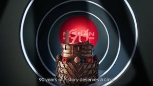 Una mostra speciale a Yokohama, nuovi contenuti sociali, un opuscolo commemorativo e una torta celebrativa nei festeggiamenti del 90° Anniversario Nissan