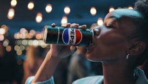 Nuova visual identity per Pepsi che la promuove con campagna multi touchpoint ideata in-house e localizzata con Wacky Metzger (per l'Italia). Pianificazione di OMD