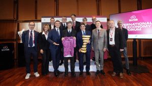 International Bike Economy Forum: con un valore generato dagli spettatori live pari a 2,1 miliardi di euro, il Giro d'Italia si conferma una piattaforma globale che va oltre lo sport, agendo come potente ambasciatore del Made in Italy International Bike Economy Forum: con un valore generato dagli spettatori live pari a 2,1 miliardi di euro, il Giro d'Italia si conferma una piattaforma globale che va oltre lo sport, agendo come potente ambasciatore del Made in Italy