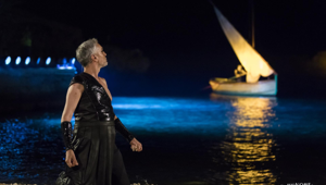 Il mare diventa teatro con “Il mio nome è Odisseo”, lo spettacolo che torna a Polignano per incantare con il mito