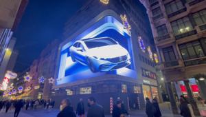 Il lancio di EQS, la prima berlina luxury full electric di Mercedes-Benz, esce dagli schemi con OMD, FUSE, R.E.D. Carpet, Reef Studios e Lebonski 360°. La comunicazione prosegue con un progetto di Digital OOH 3D su Milano e Roma