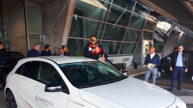 Osmany Juantorena riceve auto da Delta Motors