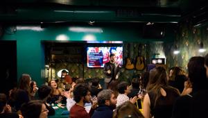 Ostello Bello apre le porte alla poesia: arriva il ‘Reginette Poetry Slam’