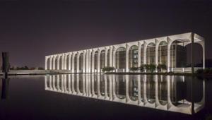 Palazzo Mondadori inaugura la nuova illuminazione permanente in occasione del 110° anniversario del Gruppo