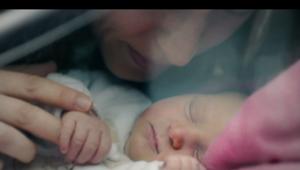 Pampers sostiene il progetto 'Fiocchi in Ospedale' di Save The Children e lo comunica con una campagna firmata Saatchi & Saatchi