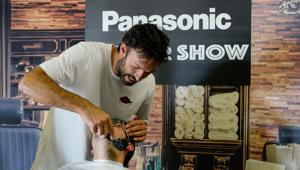 Panasonic Barber Show, tutti in fila per farsi radere dal campione di basket Andrea Meneghin