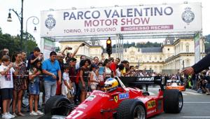 Parco Valentino: migliaia di appassionati a Torino per la sfilata di 400 auto che ha colorato le strade del centro della città, tra Formula 1, hyperecar, prototipi e classiche