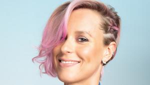 Hairlook rosa per Federica Pellegrini nel nuovo spot Head&Shoulders firmato Grey. Pianificazione a cura di Carat