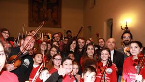 Carpisa sostiene l’Orchestra dei bambini dei Quartieri Spagnoli di Napoli: concerto esclusivo con madrina Penelope Cruz, testimonial del brand anche per il 2018