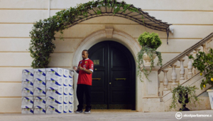 Peroni Nastro Azzurro 0.0% presenta la nuova campagna “The Italian Way” con The Welcome Present, lo spot che vede protagonisti i piloti Charles Leclerc e Lewis Hamilton