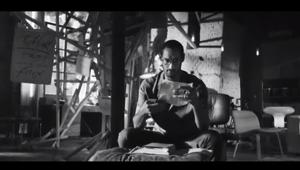 Paul Antonio interpreta la nuova collezione Persol Calligrapher Edition nella campagna affidata a Le Balene dopo gara