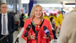 Tourism Australia accoglie i viaggiatori internazionali completamente vaccinati con iniziative di intrattenimento dal vivo all'aeroporto internazionale di Sydney