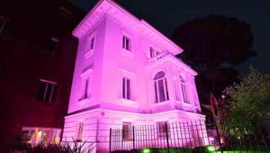 L'ambasciata olandese a Roma diventa rosa per festeggiare la vittoria di Tom Dumoulin al Giro d'Italia