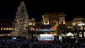 L'albero di Natale di Piazza Duomo a Milano si trasforma in arredo urbano con Sky Italia e IGP Decaux