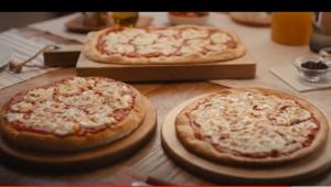 Con Pizza Regina Cameo 'Tanto gusto, tutto a posto', firma Conic