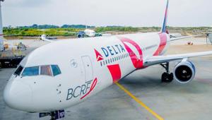 Il Pink Plane di Delta vola nei cieli europei nel mese dedicato alla lotta ai tumori al seno