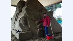 Una piramide di sabbia da 60 tonnellate accanto alla mostra egizia di Jesolo