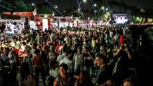 Il palco e la musica di RTL 102.5 al Pizza Village Napoli dal 16 al 25 giugno 2023