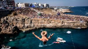 La Red Bull Cliff Diving World Series torna in Italia. Appuntamento sabato 1 giugno e domenica 2 giugno a Polignano a Mare