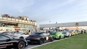 Si è conclusa l'edizione dei record del Porsche Festival con oltre 7.000 ospiti, sold out dei pacchetti esperienziali e 1.142 vetture sportive in parata