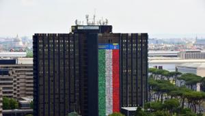 Poste Italiane: un tricolore di 60 metri con le foto di migliaia di dipendenti per tifare gli Azzurri