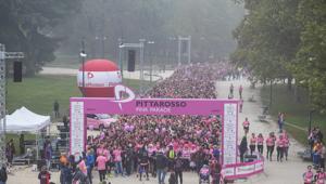 Pittarosso Pink Parade 2017 colora di rosa Milano: oltre 12mila hanno attraversato la città per sostenere la ricerca scientifica a fianco della Fondazione Umberto Veronesi