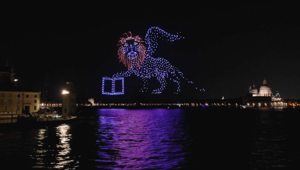 Aperol rende omaggio alla Festa del Redentore con 1500 droni protagonisti di uno show a sorpresa dedicato a Venezia e realizzato da Artech con Dronisos. Special guest Rose Villain