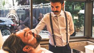 A Pitti Uomo 92 la festa rock and roll di Riders con il Temporary Barber Shop Proraso