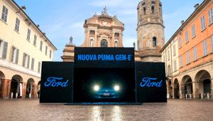 Ford premia il vincitore del concorso "Go Electric" con un'unboxing experience in Piazza San Prospero a Reggio Emilia Ford premia il vincitore del concorso "Go Electric" con un'unboxing experience in Piazza San Prospero a Reggio Emilia