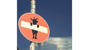 In centro a Milano orme giganti e curiosi cartelli stradali allertano i cittadini in transito: Attenzione al caprone!