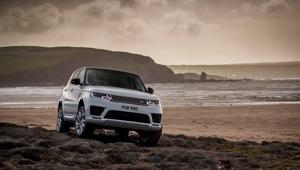 Jaguar Land Rover inaugura la stagione estiva con l’apertura della Summer Lounge (allestimenti a cura di Ptm) presso il Waterfront Costa Smeralda