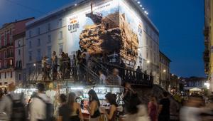 RedBull Cliff Diving World Series: per celebrare l'undicesimo anno della competizione, Acone Associati ricrea l'ambientazione di Polgnano a Mare con una piattaforma a picco sul Naviglio e un “atleta” pronto a lanciarsi