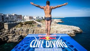 Red Bull Cliff Diving World Series: l’atleta Dario Costa e gli High Diver realizzano il primo volo sincronizzato tra un aereo e un essere umano