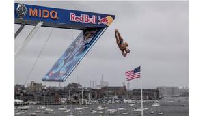 Dopo Atene, Boston ospiterà la tappa n. 100 della Red Bull Cliff Diving World Series. I diversi si tufferanno da una piattaforma alta sino a 27 m.