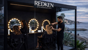 Redken sbarca a Sanremo presso lo stabilimento Bagni Italia con il Redken Hair Club, una glassbox esperienziale aperta al pubblico