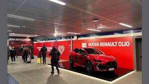 Nuova Renault Clio in esposizione nella metro M4 di Milano con una domination ad alto impatto firmata Mediamond