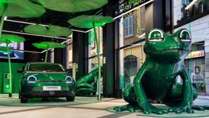 Renault alla Milano Design Week con The Frog is Back!. Twingo protagonista di un'installazione immersiva firmata LePub che celebra il ritorno di un design capace di far sorridere