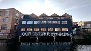 DUDE si vendita dei graffiti sui muri con il Font 'Rusht Gewey Hot Sex Pistol Pete Sans': Un Tributo Creativo ai Grafﬁti di East London