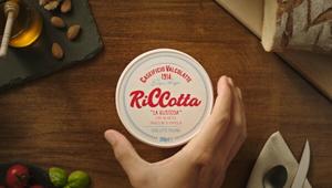 Caseificio Valcolatte va on air dal 7 Novembre al 4 Dicembre con uno spot che vede protagonisti la RiCcotta e la RiCcotta Spalmabile