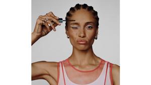 Rimmel London lancia la nuova campagna dedicata al nuovo mascara Wonder’Extension con protagonista Adwoa Aboah