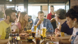 Roadhouse presenta il menu estivo con Gregorio Paltrinieri e LIFE