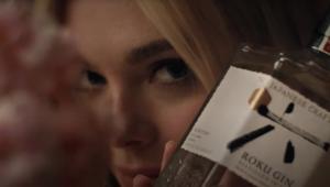 L’attrice Elle Fanning testimonial per Roku Gin nella campagna “Come Alive with the Seasons” pianificata da Next14. Sofia Coppola firma la vignetta creativa che vede protagonista l'attrice