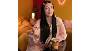 Saikebon annuncia la nuova collaborazione con Anna Pepe: on-air la nuova campagna "Total Baddie, Zero Sbatti" sviluppata da KIWI in sinergia con FLU (Uniting Group)